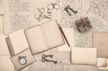 antika aksesuarlar, açık kitap ve eski el yazısı mektupları