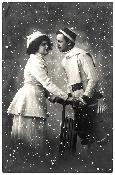 Happy νεαρό ζευγάρι σε εξωτερικούς χώρους. χειμερινές διακοπές — Φωτογραφία Αρχείου