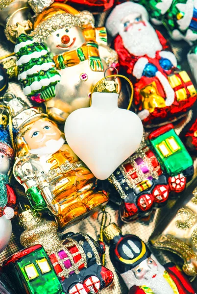 Julgranskulor, leksaker och smycken. Vintage färgglada dekorati — Stockfoto