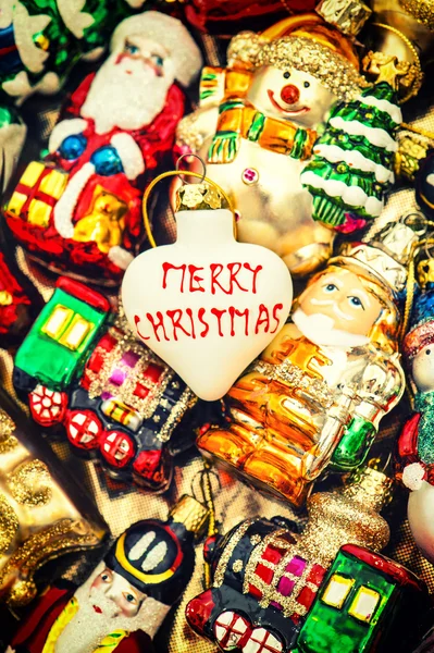 Christbaumkugeln, Spielzeug und Schmuck. Jahrgang farbenfrohe decorati — Stockfoto