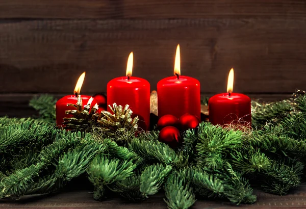 Adviento decoración con cuatro velas ardientes rojas — Foto de Stock