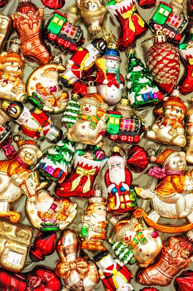 Christbaumschmuck Christbaumkugeln, Spielzeug und bunte Ornamente — Stockfoto