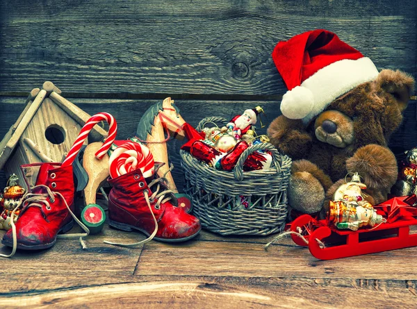 Nostalgische Kerstdecoratie met antieke speelgoed — Stockfoto