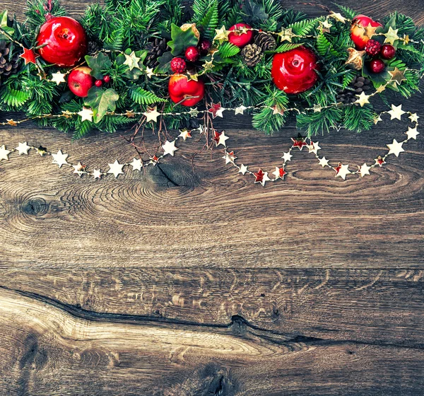 Weihnachtsschmuck und grüne Tannenzweige — Stockfoto