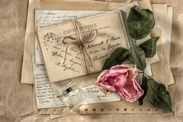 Velhas cartas de amor, perfume e flor de rosa seca. papel de livro de recortes — Fotografia de Stock