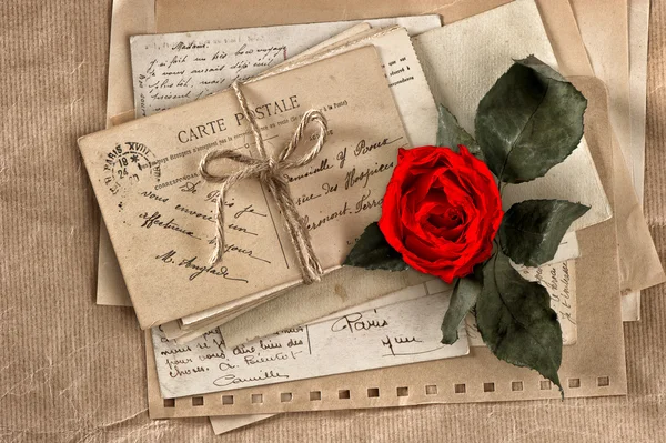 Rose rouge fleur et vieilles lettres. cartes postales et papiers vintage — Photo