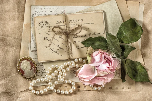 Vieilles lettres, cartes postales, fleurs roses et objets vintage — Photo