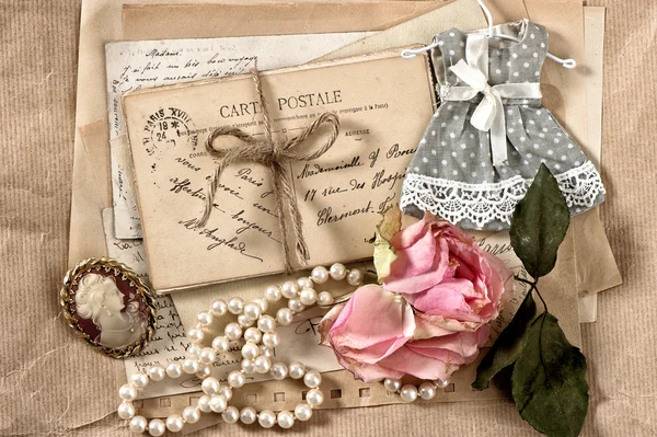 Old letters, postcards, dry rose flower and vintage things — Stock Photo, Image