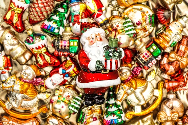 Weihnachtsmann mit Christbaumschmuck, Spielzeug und buntem Schmuck — Stockfoto