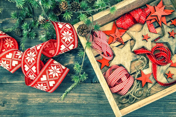Vánoční ozdoby dřevěné hvězdy a červené stuhy — Stock fotografie