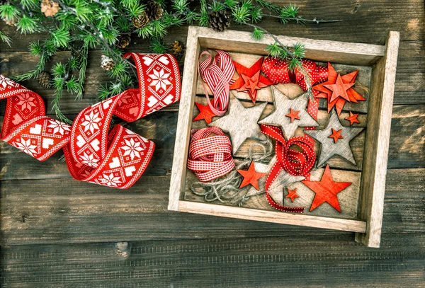 Noel dekorasyonları ahşap yıldız ve kırmızı kurdele — Stok fotoğraf