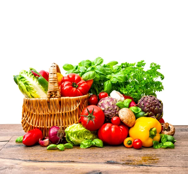 買い物かごの新鮮な野菜そしてハーブ — ストック写真