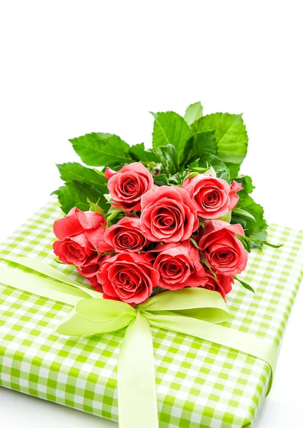 Rose con regalo isolato — Foto Stock