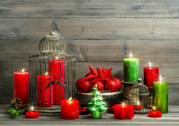 Decorações de Natal com velas acesas — Fotografia de Stock