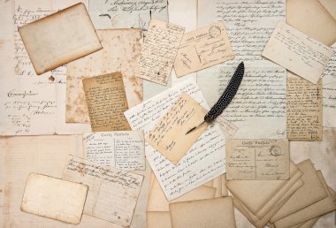 harfler, işaretlemeler, vintage kartpostallar ve tüy kalem