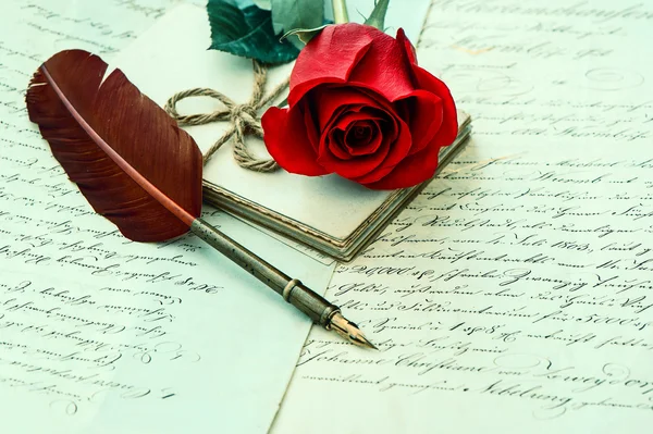 玫瑰和古董笔 — 图库照片