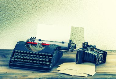 Daktilo ve vintage fotoğraf makinesi.