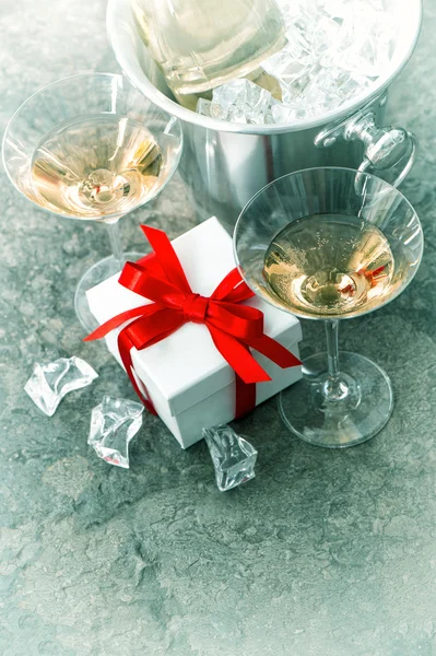 Champagne and gift box — Stock Photo, Image