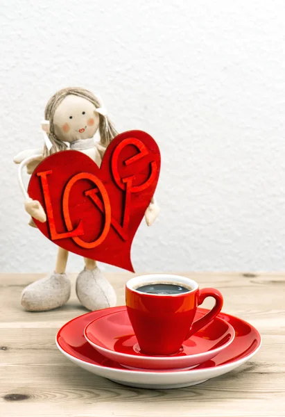 Kaffee und Valentinstag Dekoration. Puppenmädchen mit Liebe — Stockfoto