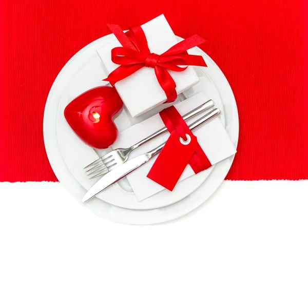 ตั้งโต๊ะวันวาเลนไทน์ในสีแดงและสีขาวพร้อมเทียน — ภาพถ่ายสต็อก