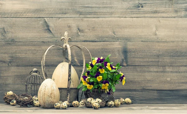 Bodegón de Pascua con huevos y flores de marica. Estilo vintage —  Fotos de Stock