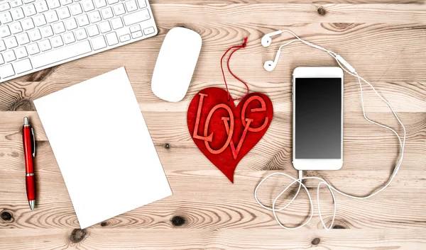 Γραφείο χώρο εργασίας με κόκκινη καρδιά, πληκτρολόγιο, Tablet Pc, τηλέφωνο — Φωτογραφία Αρχείου