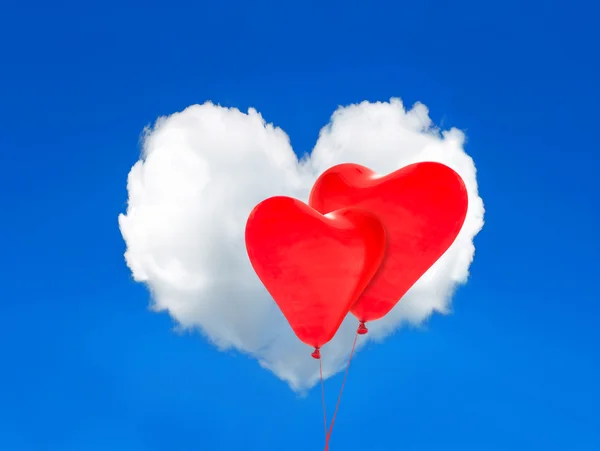 Rote Luftballons und herzförmige Wolken am blauen Himmel. Valentinstag — Stockfoto