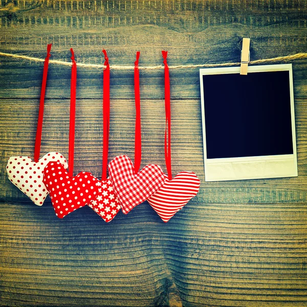 Rode harten en vintage fotoframe. Valentijnsdag. Instagram st — Stockfoto
