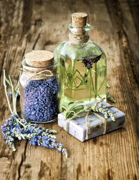 Óleo de massagem, sabão à base de plantas e sal de banho com flowe lavanda fresca — Fotografia de Stock