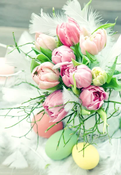 Flores de tulipán con decoración de huevos de Pascua. estilo vintage tonificado —  Fotos de Stock