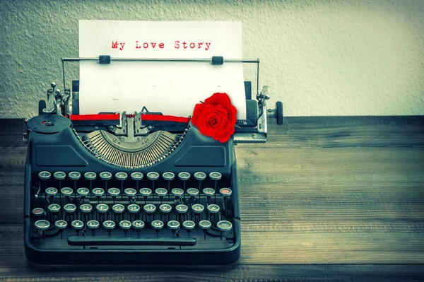 Machine à écrire vintage avec papier blanc et fleur de rose rouge. Amour St — Photo