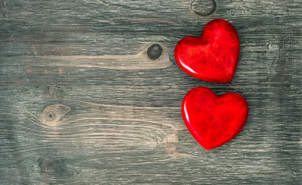 Corazones rojos sobre fondo de madera. Día de San Valentín — Foto de Stock