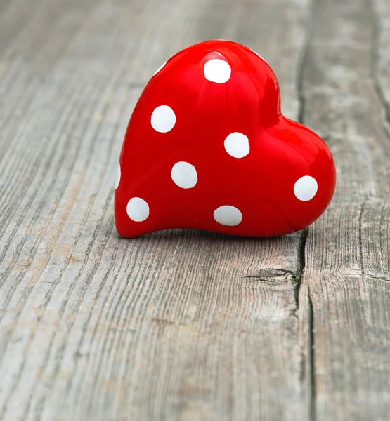 Красное сердце на деревянном фоне. День любви и святого Валентина — стоковое фото