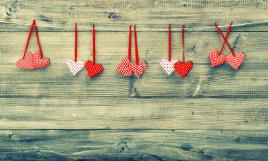 Kırmızı kalpler çiftler.