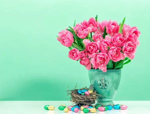 Tulpenblumen und pastellfarbene Ostereier — Stockfoto