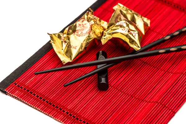 Galletas de la fortuna y palillos negros. Decoración de año nuevo chino —  Fotos de Stock