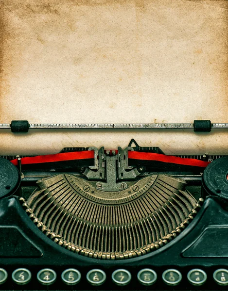 Vintage skrivmaskin med texturerat grungy papper Royaltyfria Stockfoton