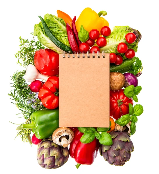 Libro de recetas con verduras frescas y hierbas. alimentos sanos ingeridos —  Fotos de Stock
