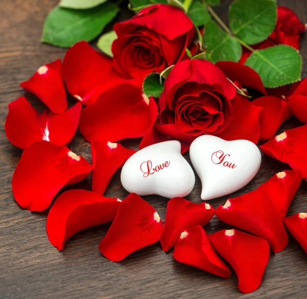 Красные розы и два сердца. Декорация ко Дню Святого Валентина. Love You — стоковое фото