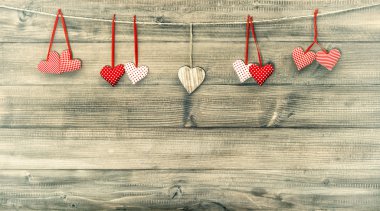 Ahşap arka plan üzerinde kırmızı kalpler. Sevgililer günü. Retro tarzı