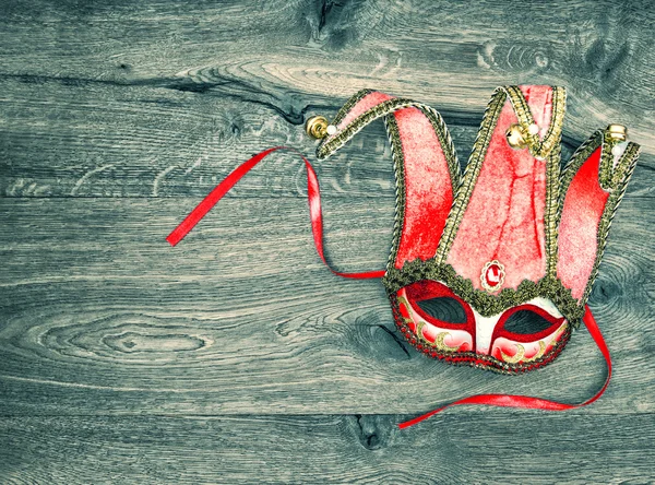 Arlequim de máscara de carnaval vermelho. Símbolo do festival de máscara veneziana — Fotografia de Stock