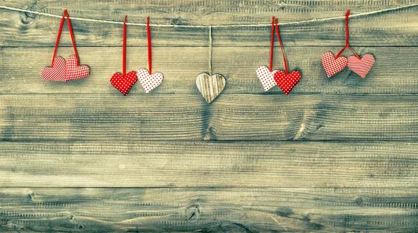 Cuori rossi su sfondo di legno. San Valentino. Stile vintage — Foto Stock