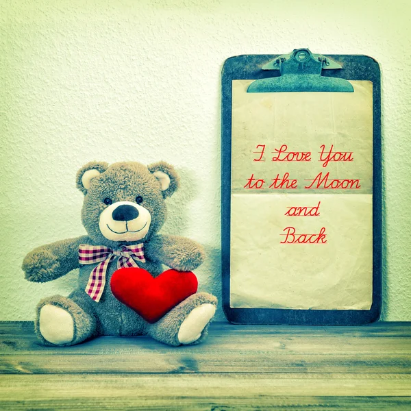 Ours en peluche avec coeur rouge et presse-papiers. Vintage Saint Valentin — Photo