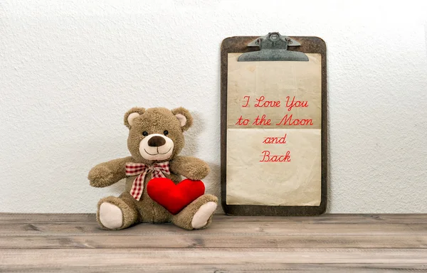 Teddy beer met rood hart en Klembord. De dag van Valentijnskaarten concept — Stockfoto