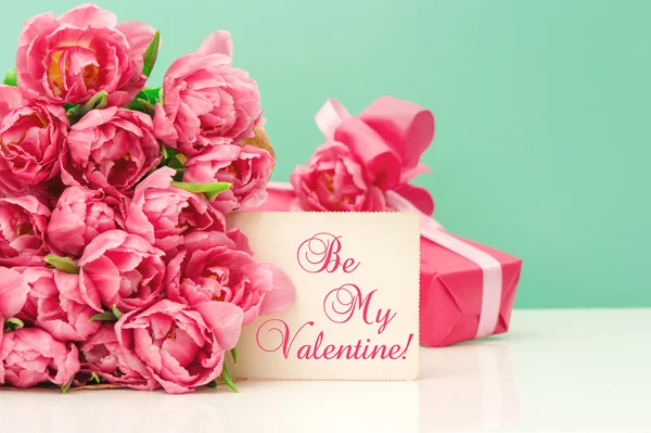 Розовые тюльпаны, подарочные открытки на день святого Валентина — стоковое фото