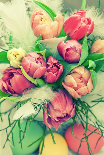 Kwiatów tulipanów i pisanki. — Zdjęcie stockowe