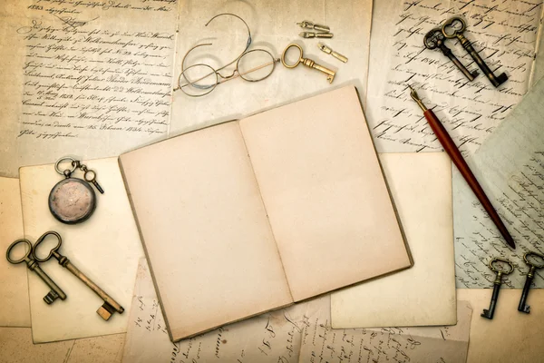 Libro diario abierto, cartas antiguas y postales . — Foto de Stock