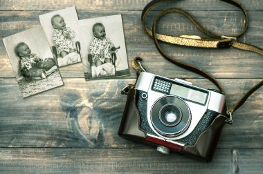 Vintage fotoğraf makinesi ve eski bebek fotoğrafları.