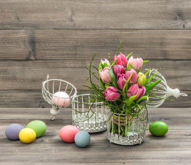 Lale çiçek ve renkli Paskalya yumurtaları.