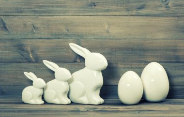 Easter bunnies ve beyaz seramik yumurta